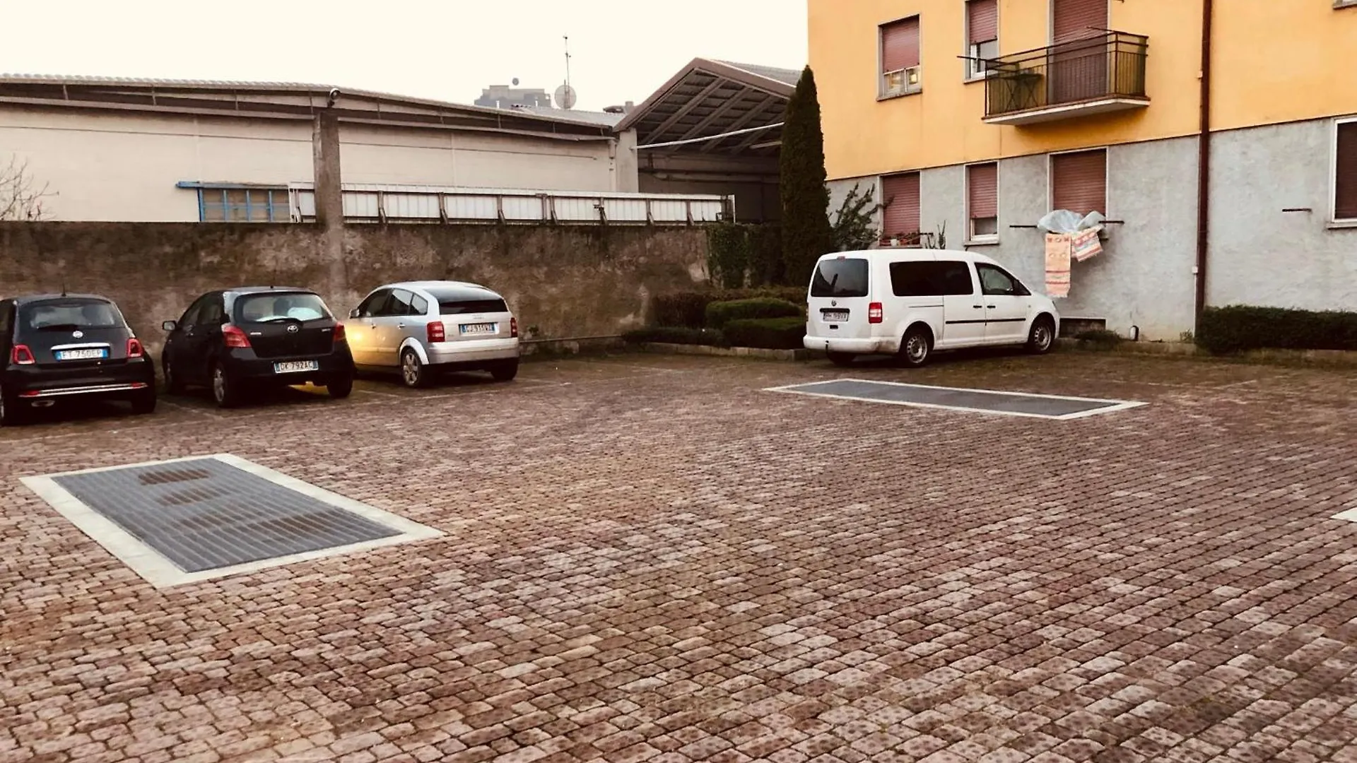 Bergamo Easy Airport Residence Pvt Parking Apartment